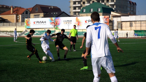 На стадионе "Нарын-кала" состоялся юношеский турнир по футболу